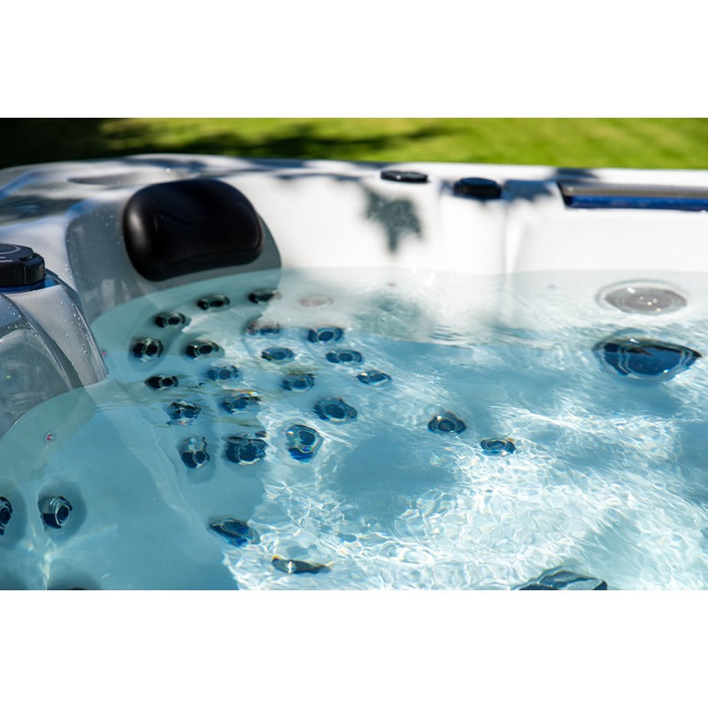 Ergonomischer Liegeplatz im Tokyo Premium Hot Tub von Platinum Spas – mit gezielter Rückenmassage durch Mehrzonen-Düsen unter Wasser